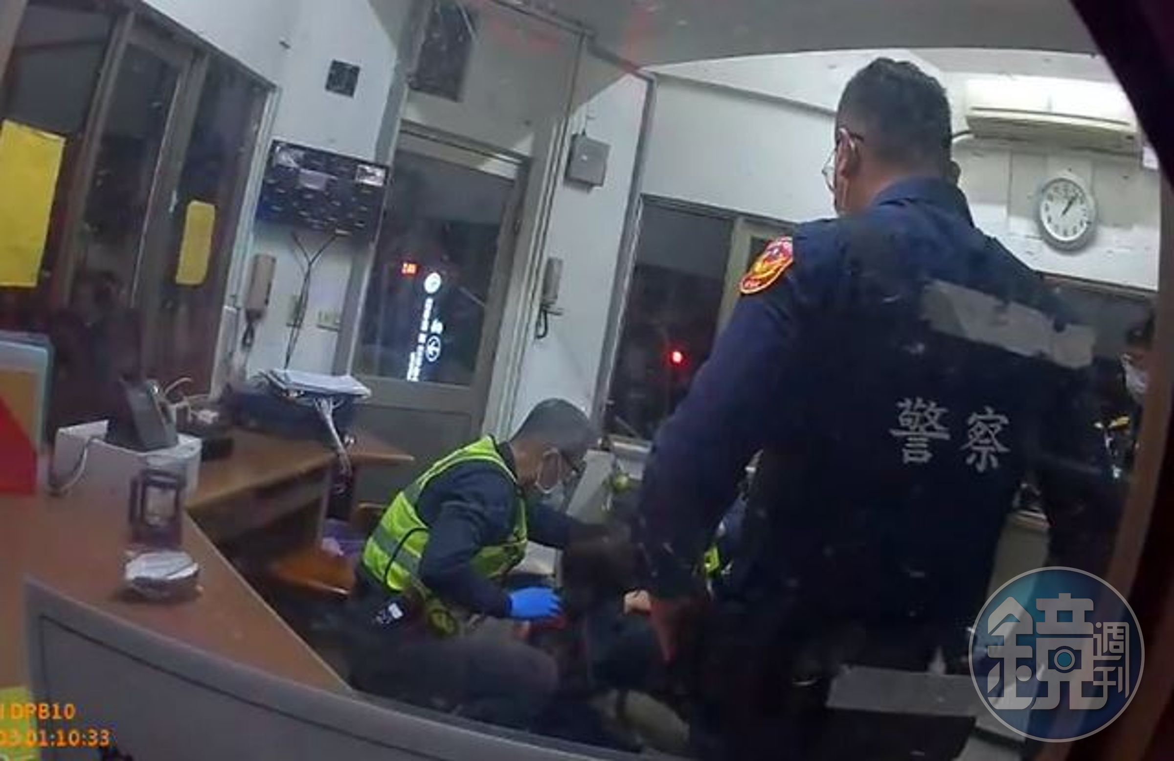 警消人員在大樓警衛室查看林姓女大生傷勢狀況。（讀者提供）