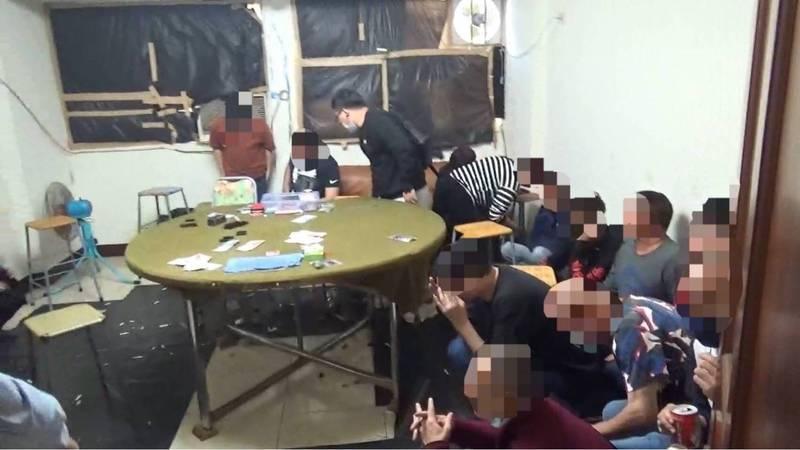 台中大里一處民宅經營職業賭場,警方逮捕22人,並查扣天九牌賭具及賭資50多萬元。