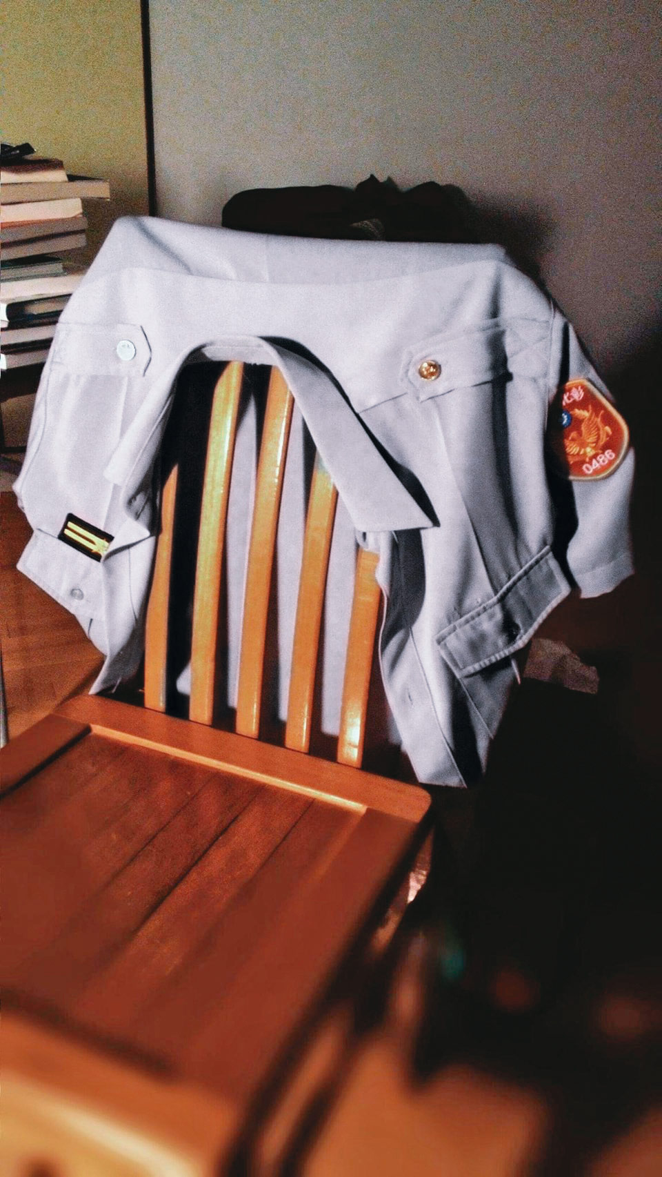 李耕豪臉書上,曾po一張警察制服照,寫著:不適合的,終究要脫掉。(翻攝自李耕豪臉書)