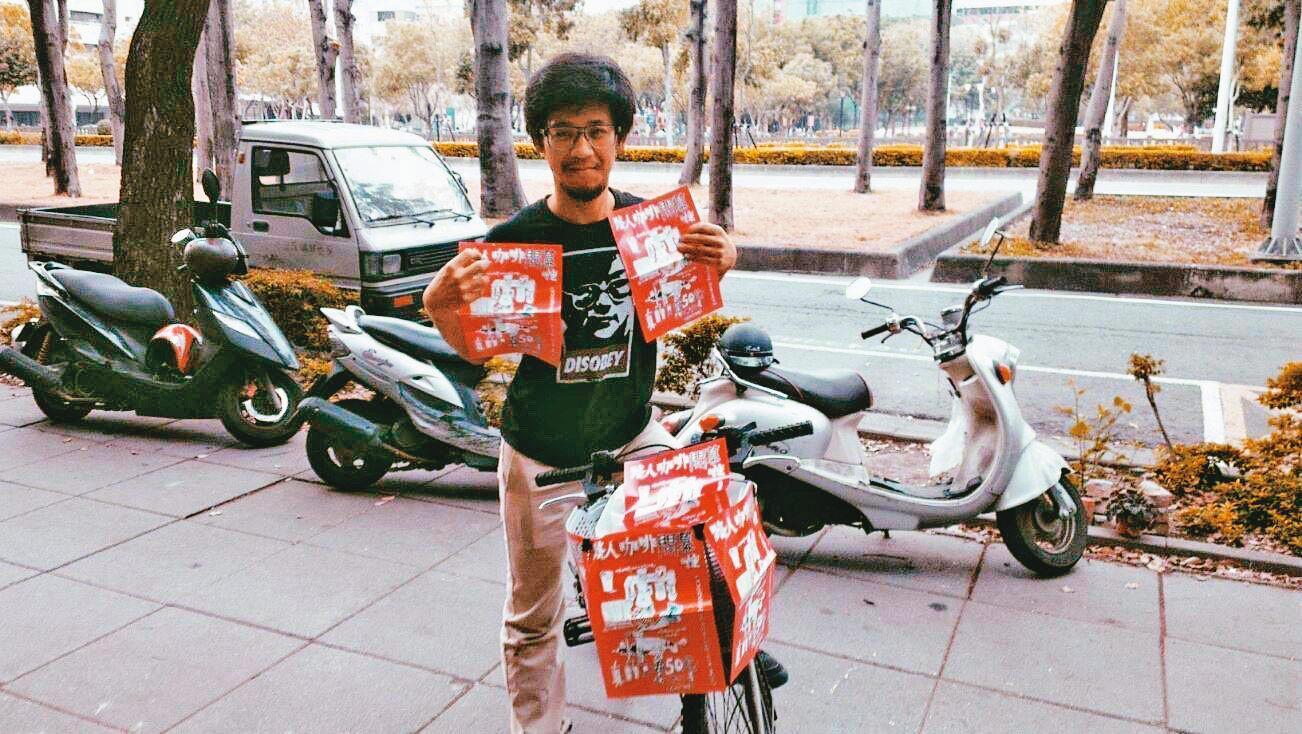 2015年剛開店時，李耕豪騎著腳踏車沿街發傳單。（李耕豪提供）