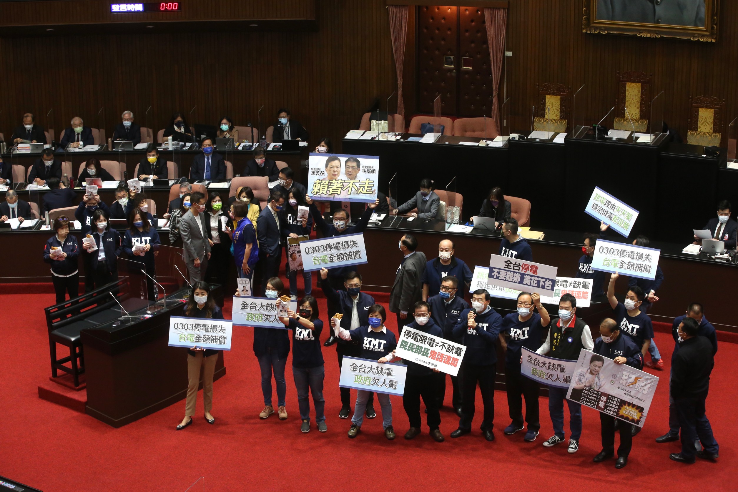 國民黨團今天杯葛立法院會議事時，多位立委手持雞排包圍王美花，並要求她立即下台。