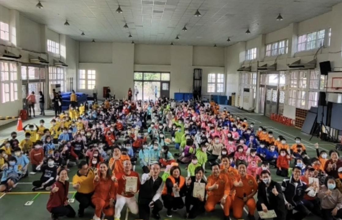 啟德機械起重工程胡漢龑董事長與周嘉麗等人走進校園宣導反毒、反霸凌理念。（「曉水珠心靈之旅」提供）