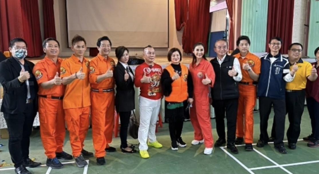 啟德機械起重工程胡漢龑董事長與周嘉麗等人走進校園宣導反毒、反霸凌理念。（「曉水珠心靈之旅」提供）