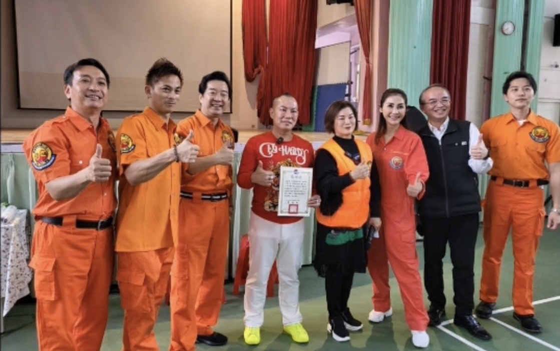 啟德機械起重工程胡漢龑董事長與周嘉麗等人走進校園宣導反毒、反霸凌理念。（「曉水珠心靈之旅」提供）