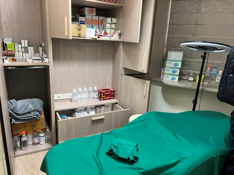 地下醫美診所內查獲手機、電腦、帳冊、管制藥品、醫療用器材等證物。（移民署基隆專勤隊提供）