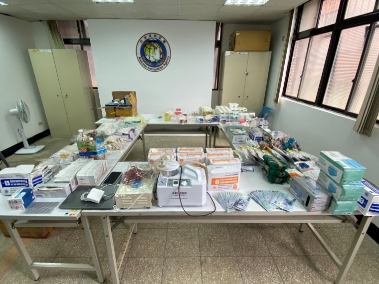 地下醫美診所查扣的手機、電腦、帳冊、管制藥品、醫療用器材等證物。（移民署基隆專勤隊提供）