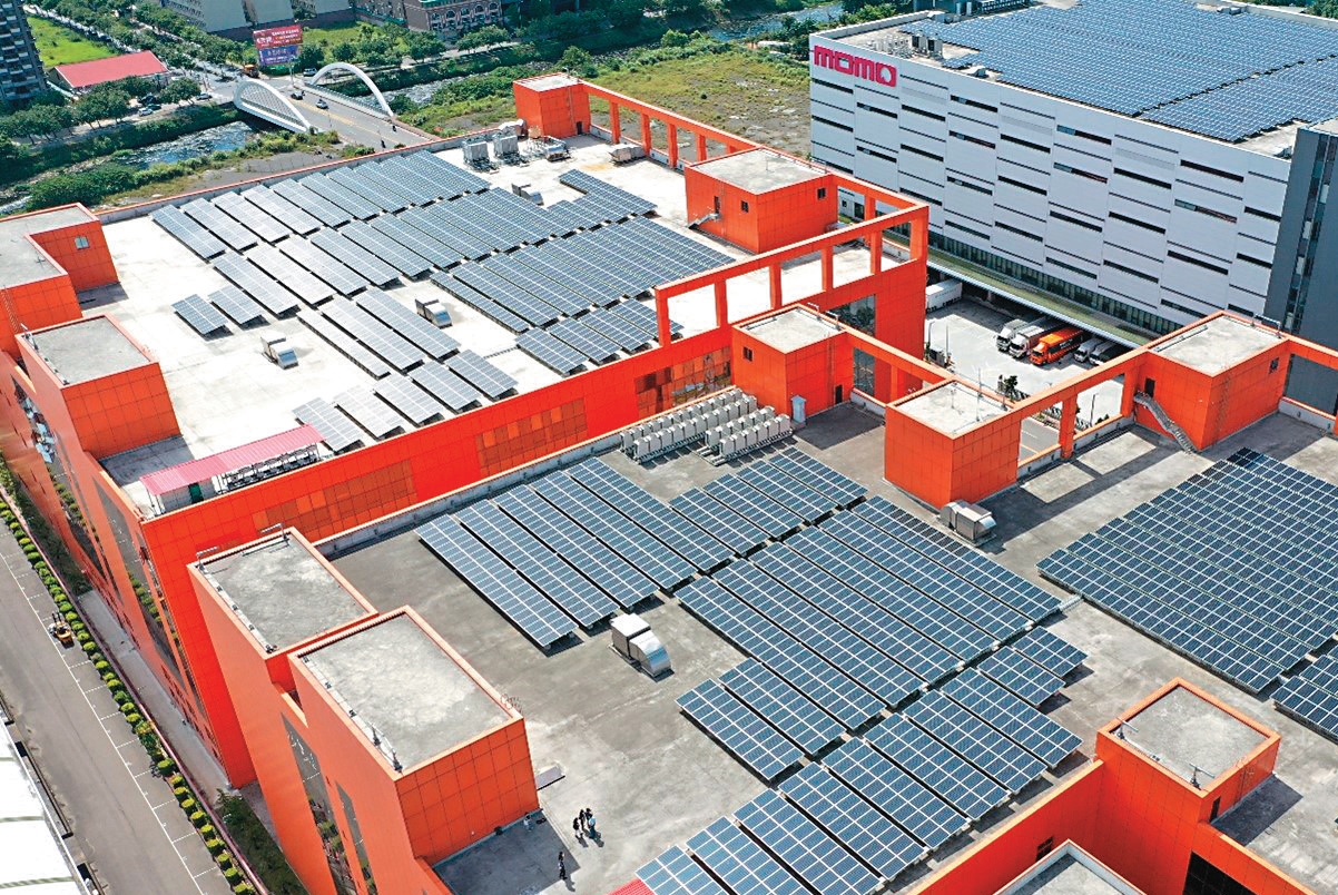 對再生能源電力，桃市府自2015年起推動太陽光電發電系統補助，累計補助304案，現已發展為相當成熟的商業模式。（桃園市政府提供）