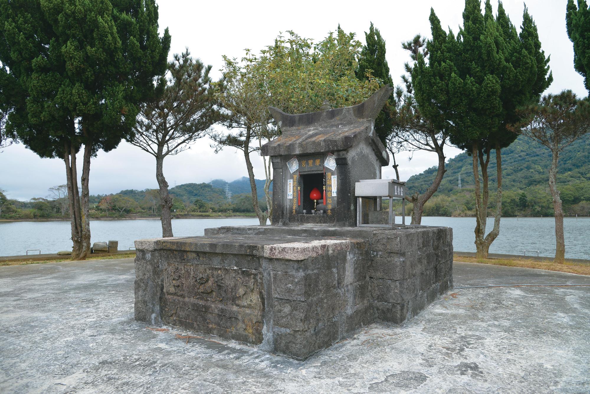屢豐宮由草嶺山火成岩搭砌而成,廟宇前方有著松鶴竹鹿吉祥諧音的雕刻。