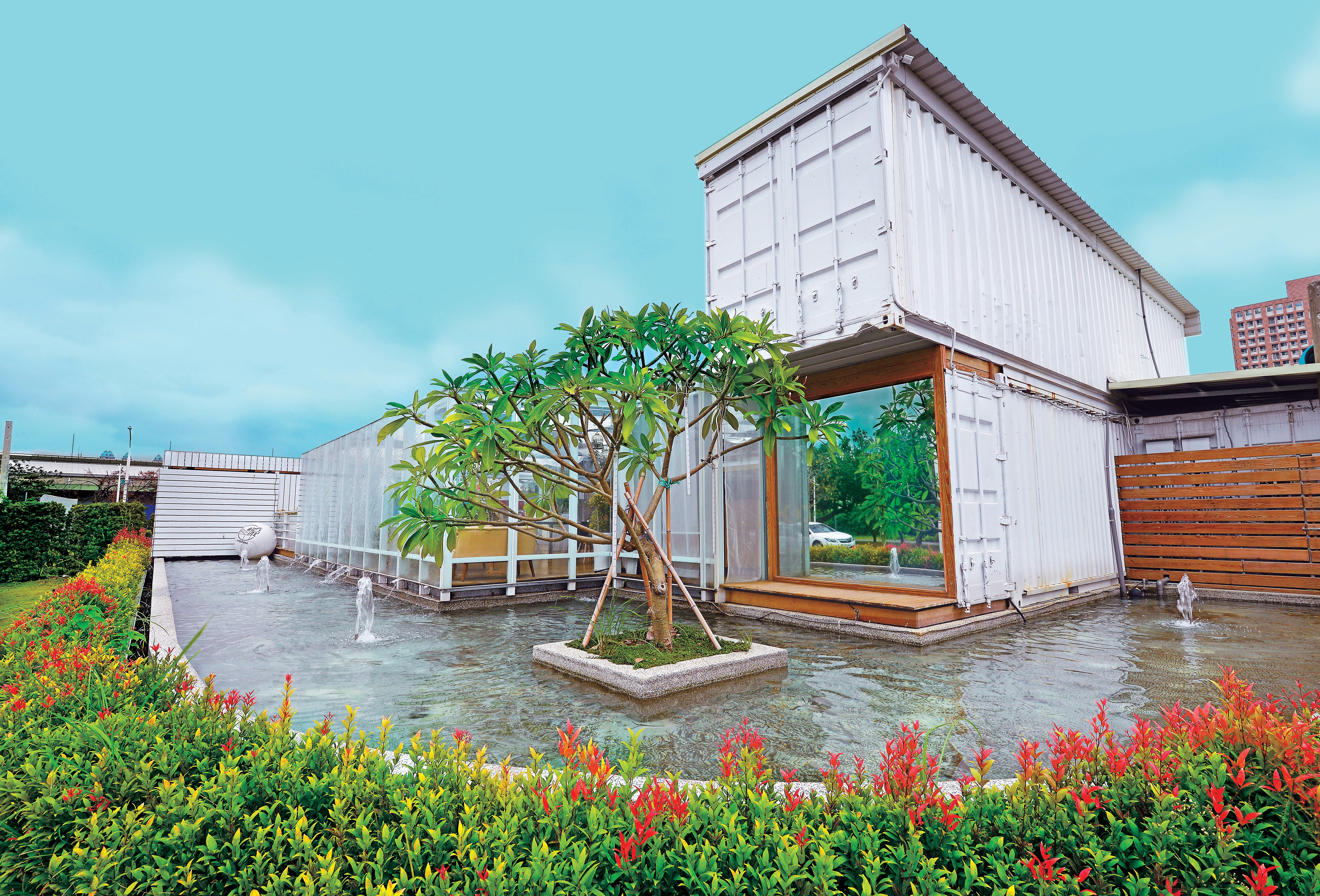 「OVERTHERE 在那裡」水瀑與水池製造視覺療癒,也藉由水循環再利用,達到綠能環保。