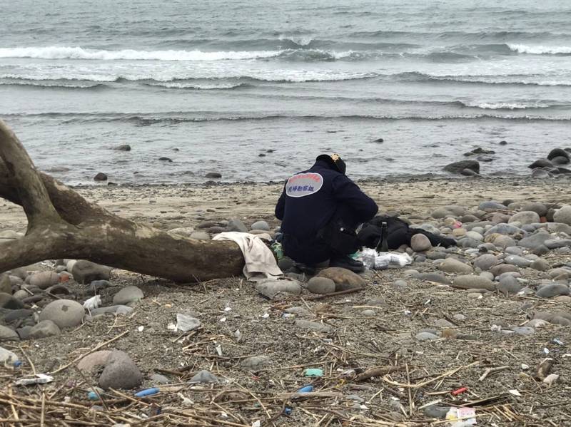 新北市石門區風箏公園驚見浮屍。（翻攝畫面）