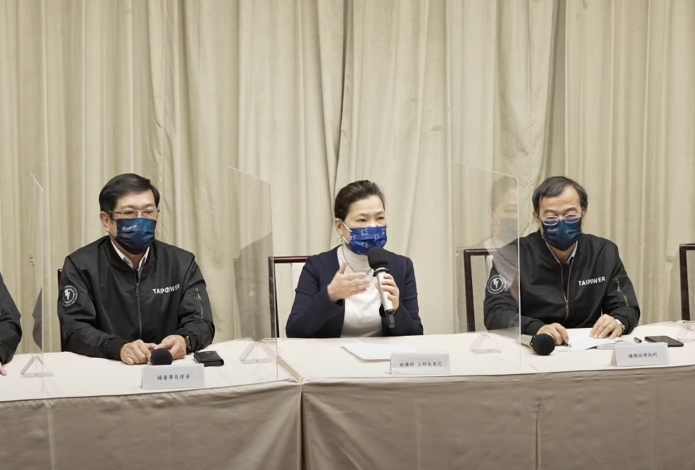 經濟部長王美花（中）與台電昨（3日）晚召開記者會說明全台大停電事故。（翻攝台電YouTube畫面）