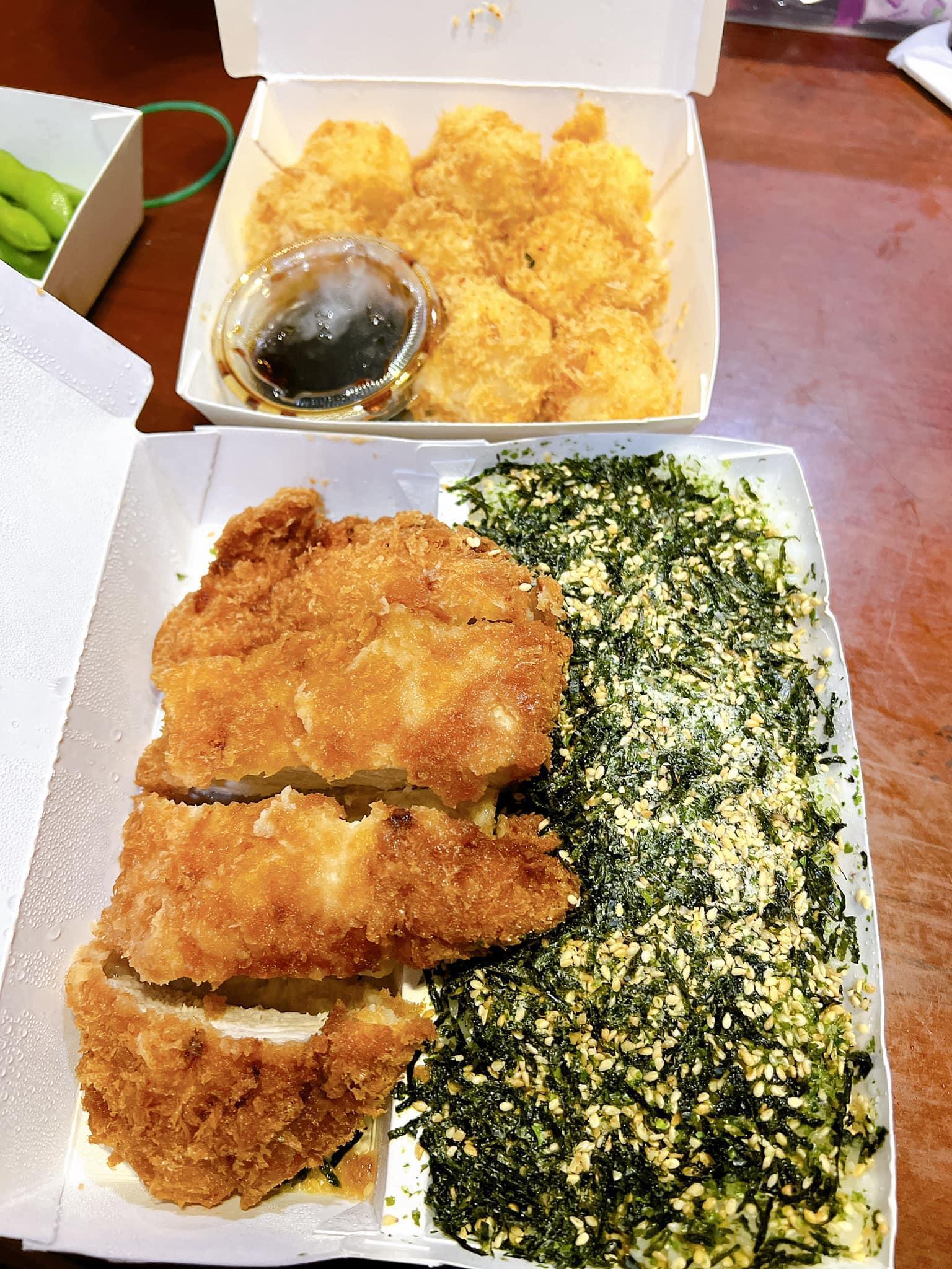 網友點餐時請店員幫忙多家一些海苔粉，結果打開外帶餐盒一看，白飯上頭鋪了滿滿的海苔粉。（翻攝自爆怨公社）