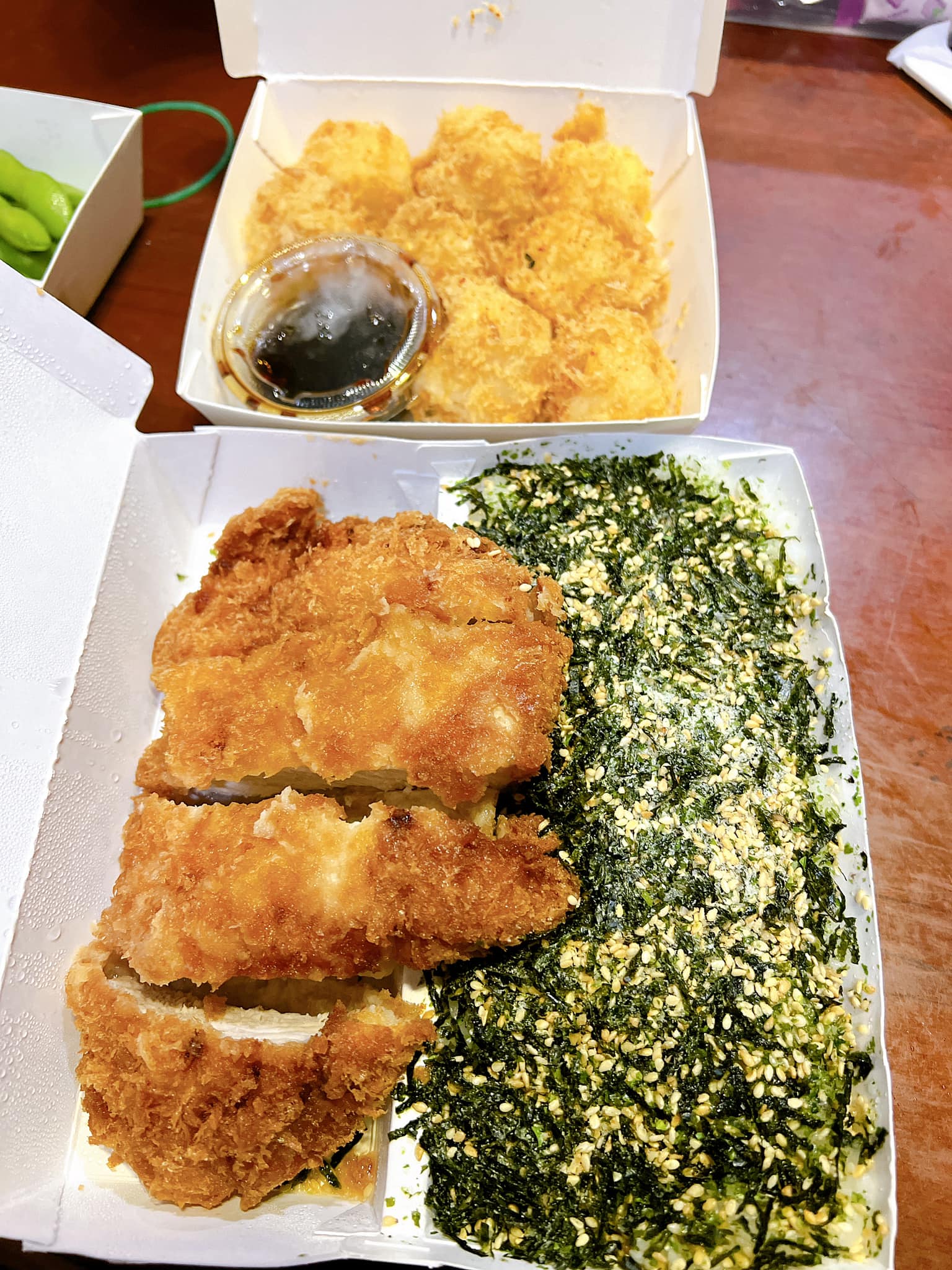 網友點餐時請店員幫忙多家一些海苔粉，結果打開外帶餐盒一看，白飯上頭鋪了滿滿的海苔粉。（翻攝自爆怨公社）
