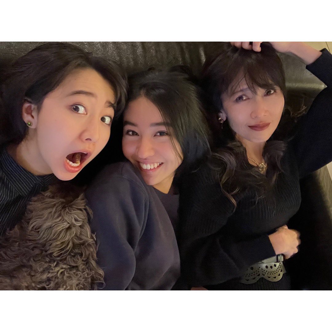 工藤靜香（右）與木村拓哉結婚後專心培養兩個女兒Cocomi（左）與Kōki。（翻攝Cocomi IG）