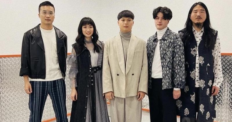 獨立樂團「老王樂隊」遭鄰居投訴，主唱與吉他手在萬芳社區住處，半夜練吉他、打牌，製造喧鬧聲，影響安寧。（翻攝老王樂隊官網）