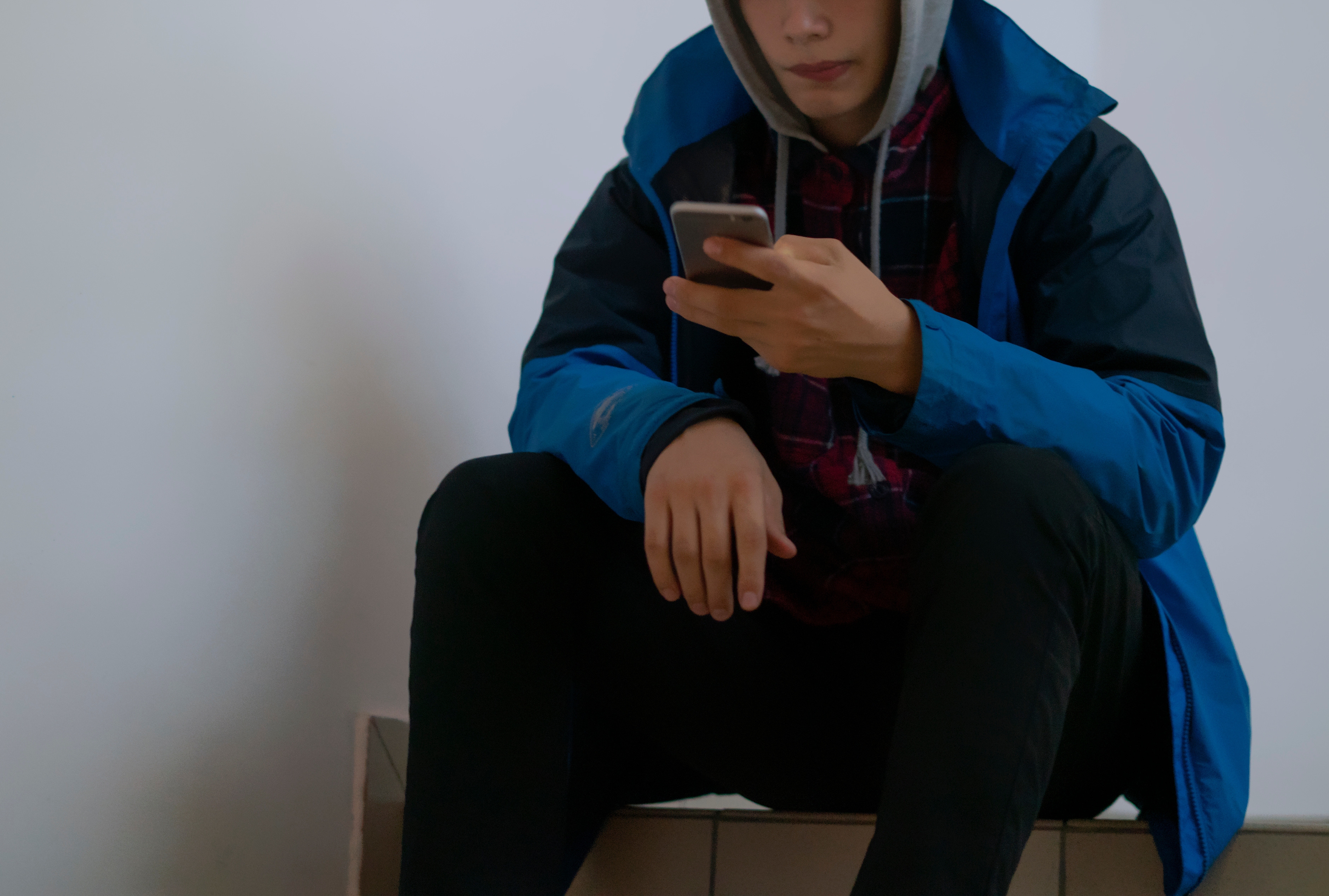 男子愛慕朋友貌美妻，竟傳猥褻照片給對方。示意圖（東方IC）