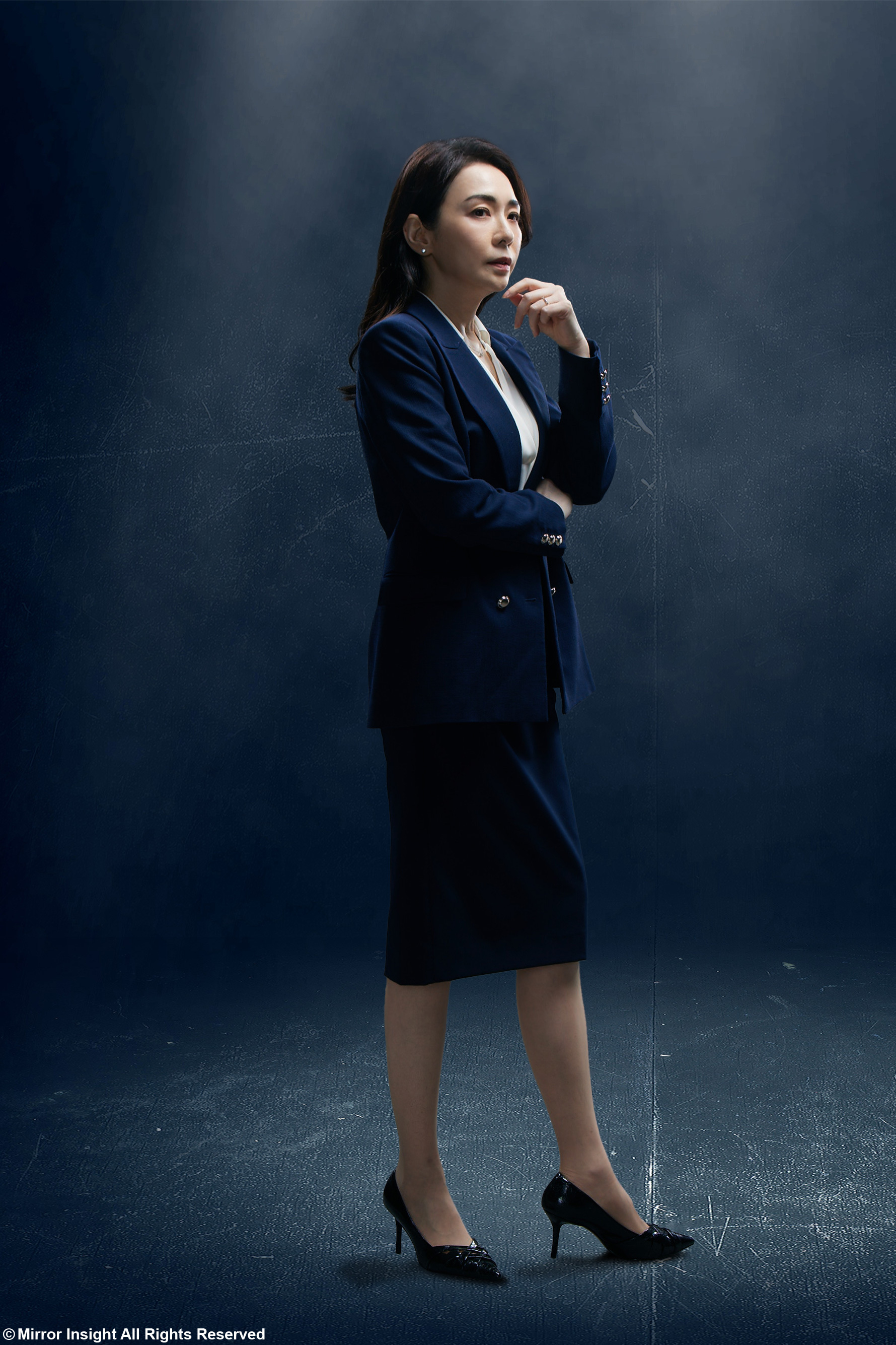 潘儀君首度挑戰政治菁英的角色。服飾合作MARELLA。（鏡文學提供）