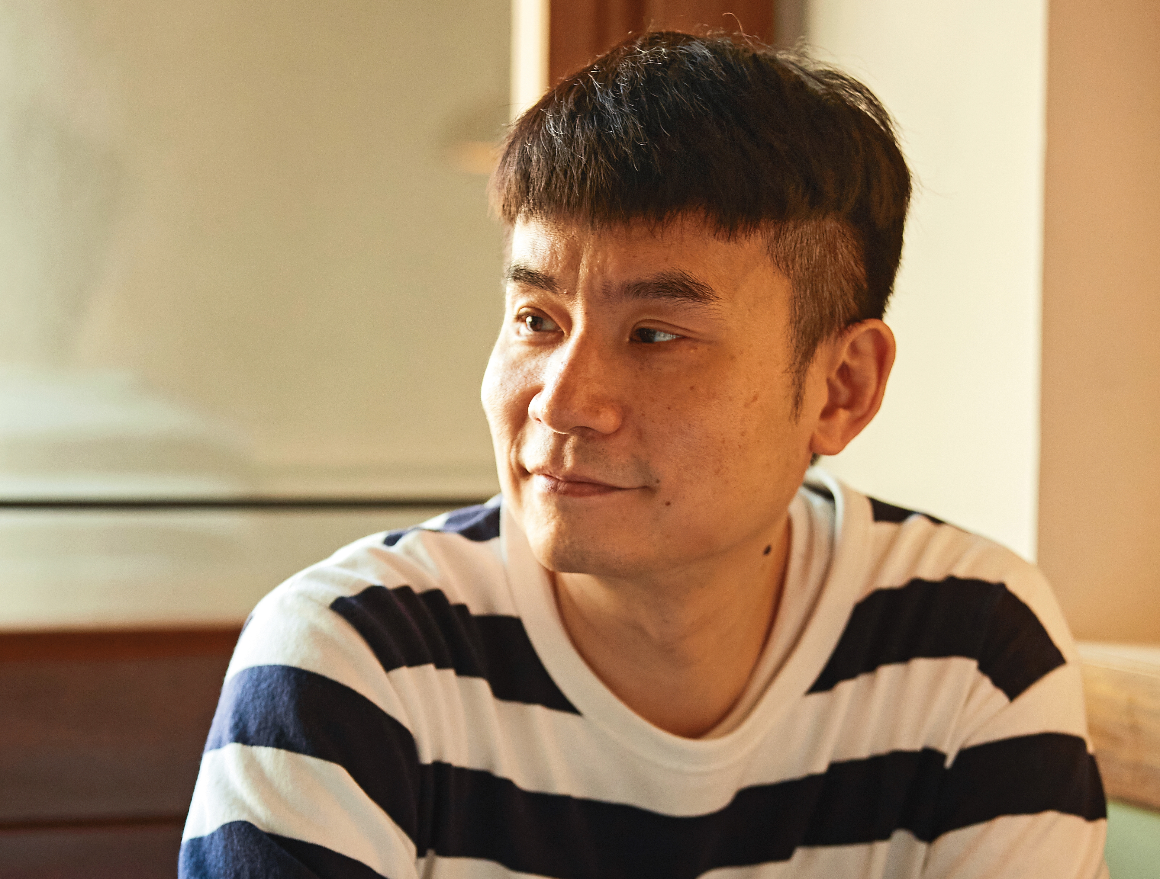 外貌年輕的杜政哲已50出頭，對他來說作品還是要有文化藝術上的層次，以及想和世界說什麼的自我要求， 拍片時他很在乎每個人都要開心。