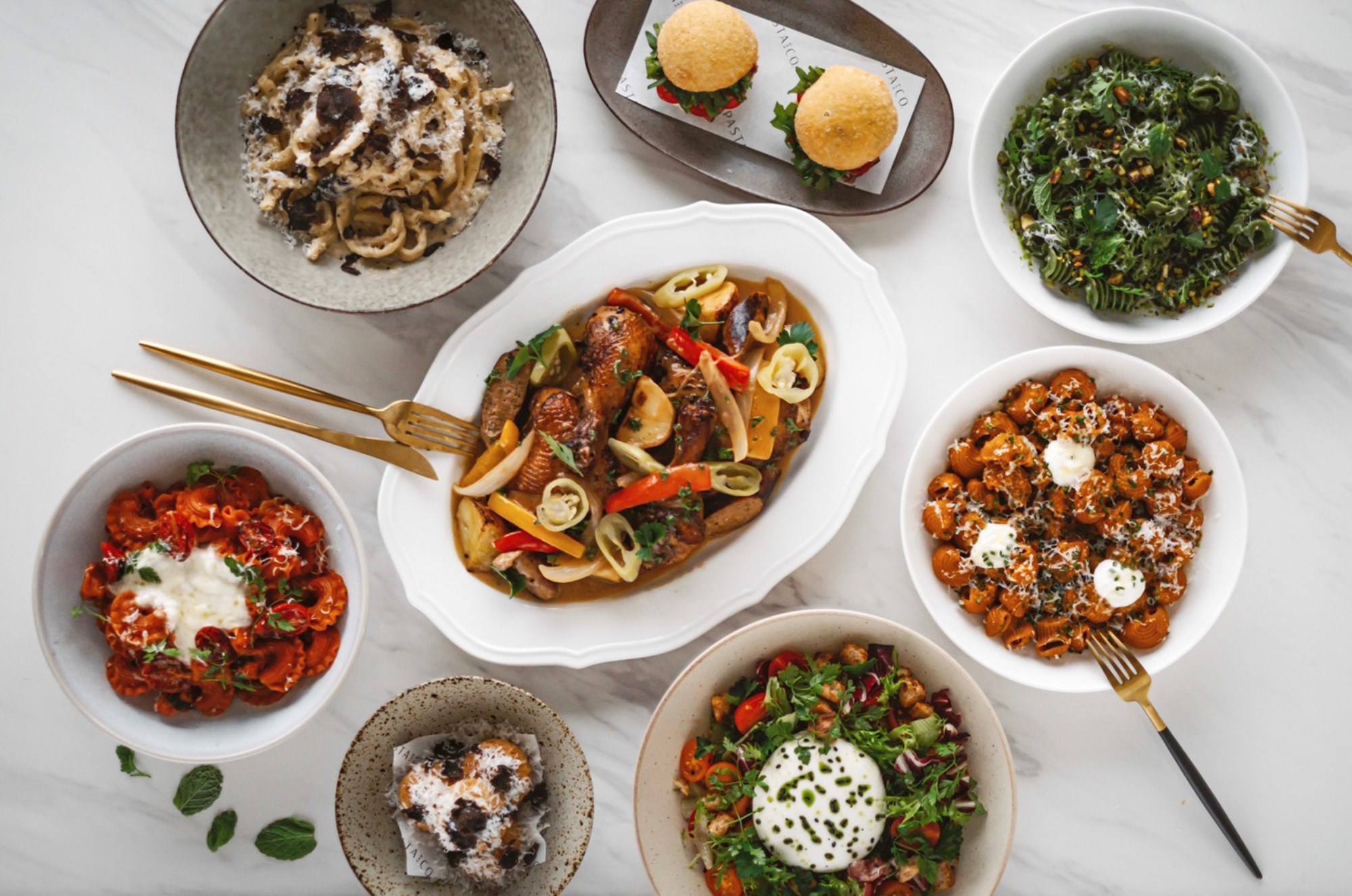 手工新鮮義大利麵品牌「PASTA & CO.」在餐廳正式開幕前，先在「五方食藏Take Five忠孝店」晚餐餐期快閃，推出多樣料理試水溫兼練兵。（PASTA & CO.提供）