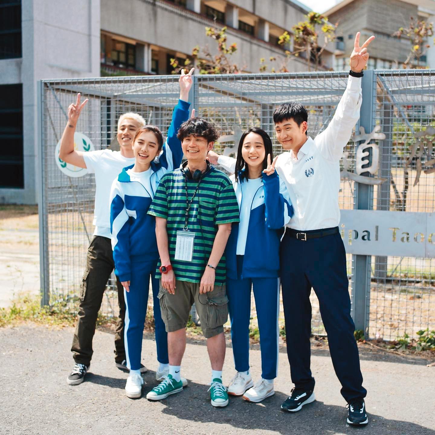 杜政哲（中） 電影導演處女作《我吃了那男孩一整年的早餐》是賀歲檔票房冠軍。左起婁峻碩、何思靜、李沐、周興哲。（翻攝自周興哲IG）
