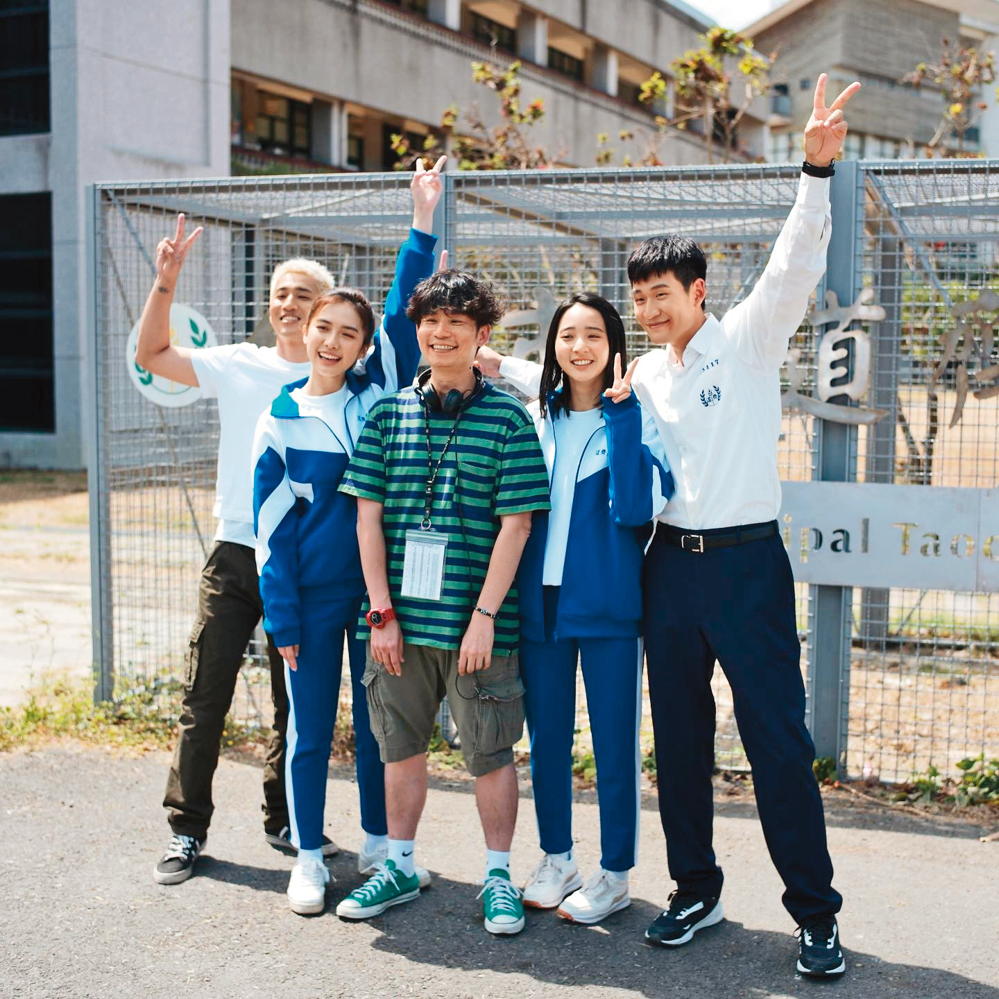杜政哲（中） 電影導演處女作《我吃了那男孩一整年的早餐》是賀歲檔票房冠軍。左起婁峻碩、何思靜、李沐、周興哲。（翻攝自周興哲IG）