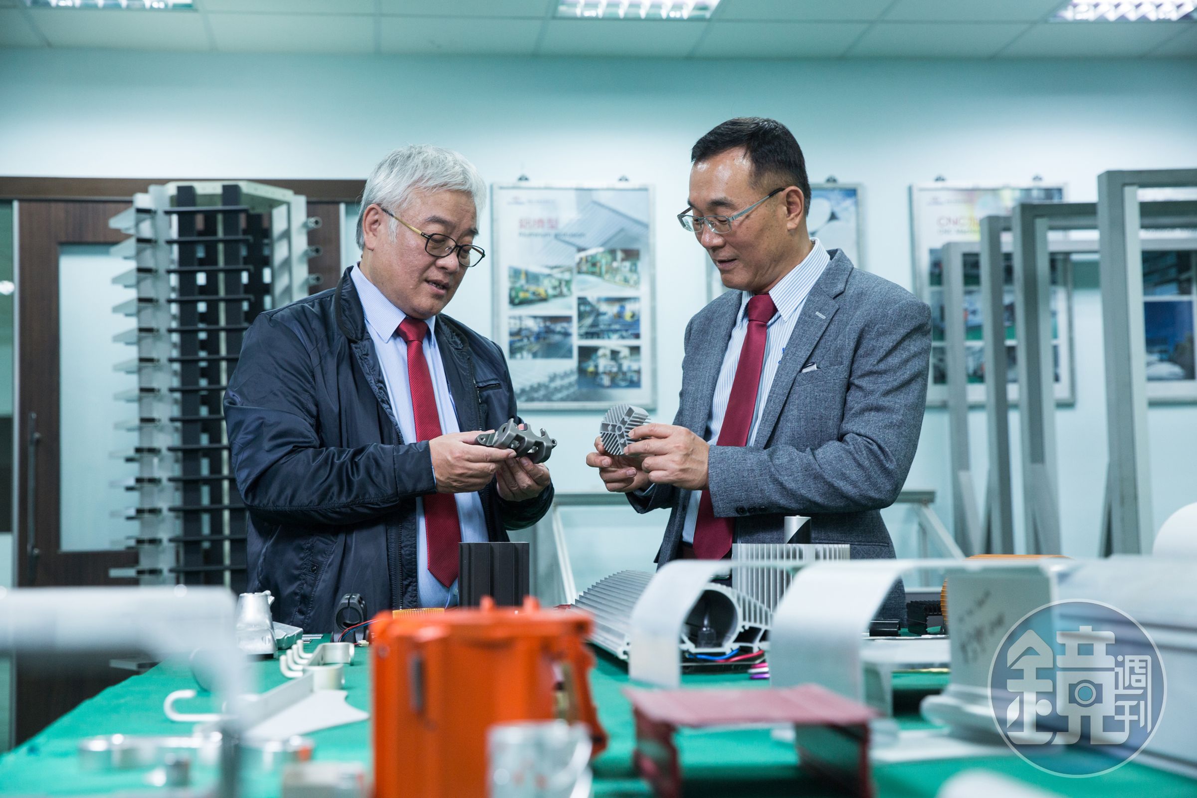 寶緯董事長詹勲霖（右）負責管理工作，弟弟詹勲國（左）負責研發生產、銷售，兄弟2人合作無間。