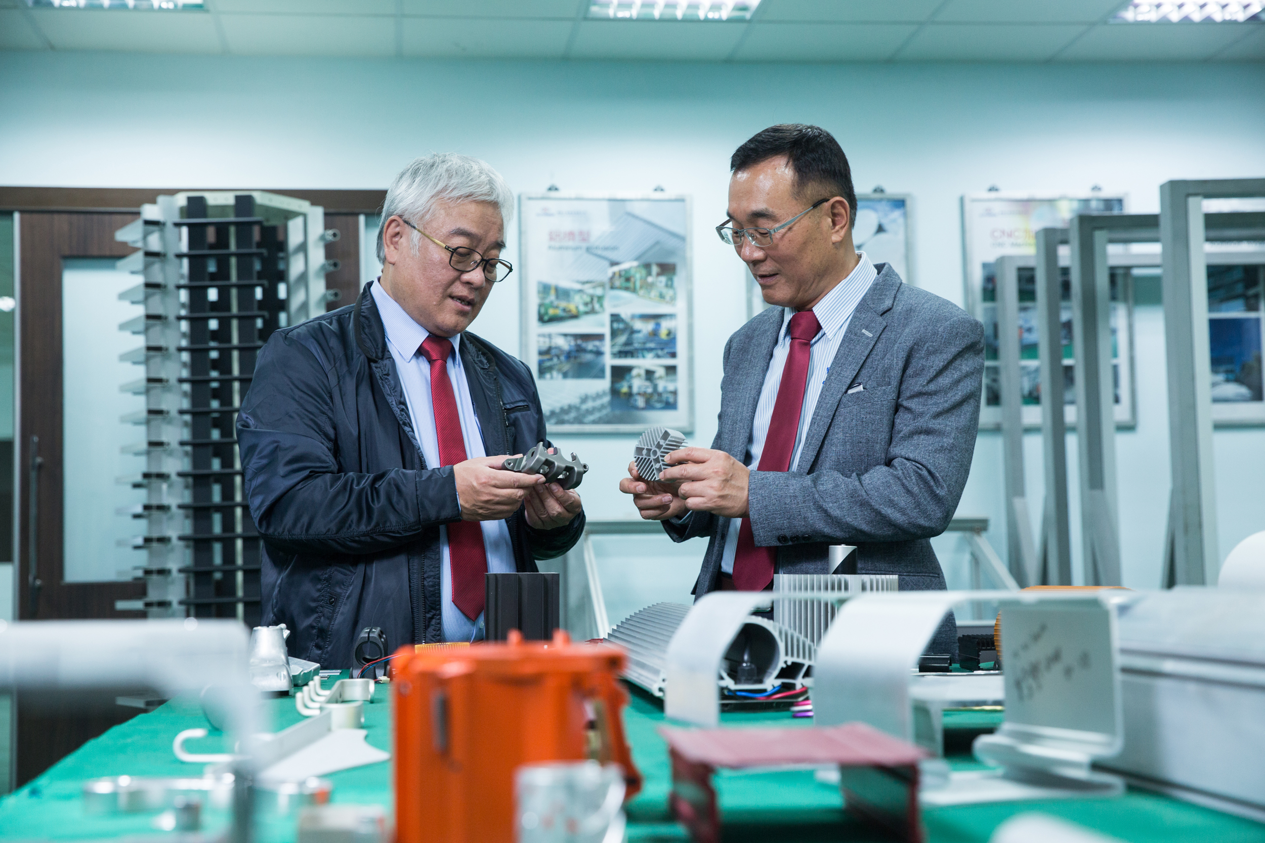 寶緯董事長詹勲霖（右）負責管理工作，弟弟詹勲國（左）負責研發生產、銷售，兄弟2人合作無間。