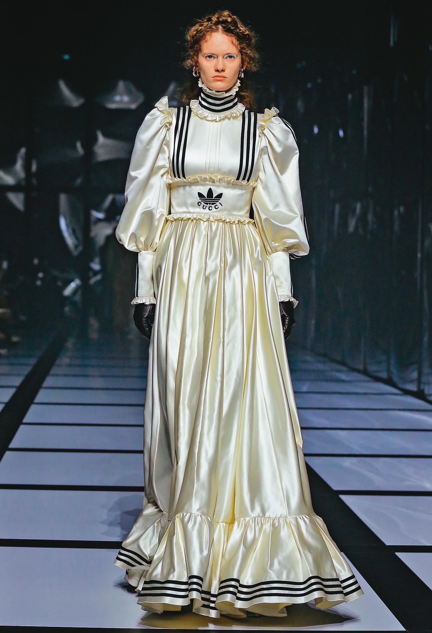 高領的緞面洋裝展現如洋娃娃般的look。