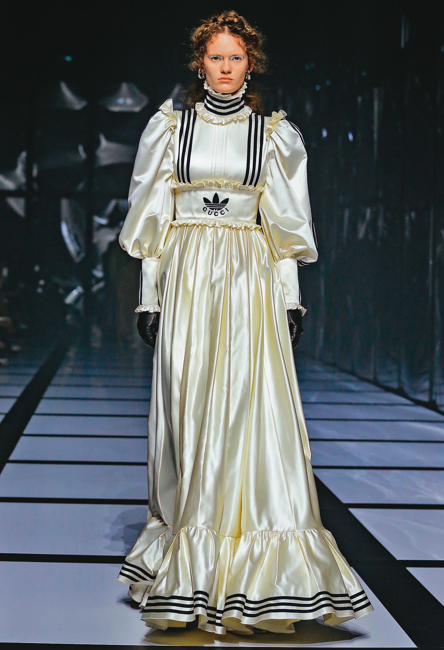 高領的緞面洋裝展現如洋娃娃般的look。