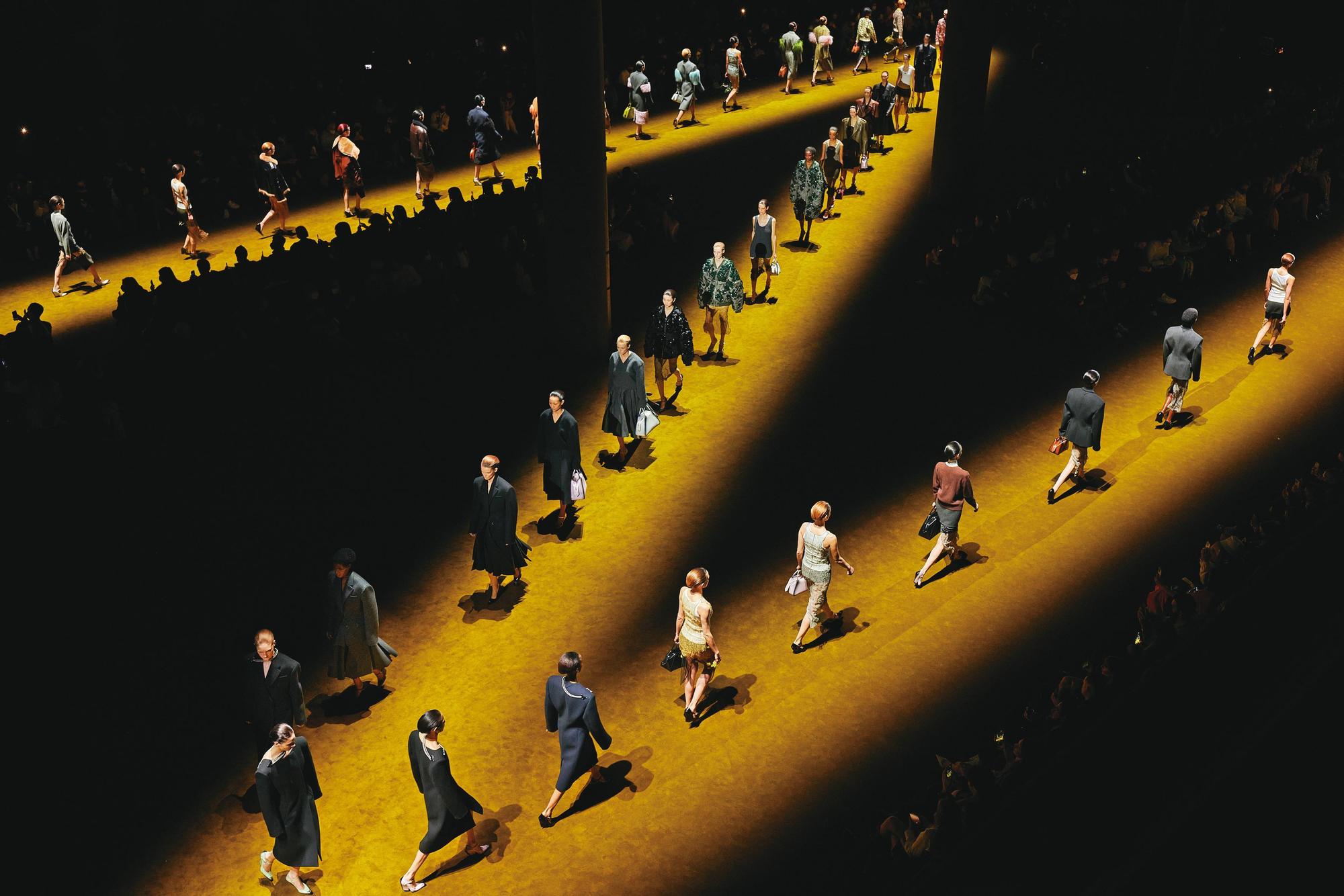 PRADA 2022秋冬女裝大秀於Z型伸展台展開。
