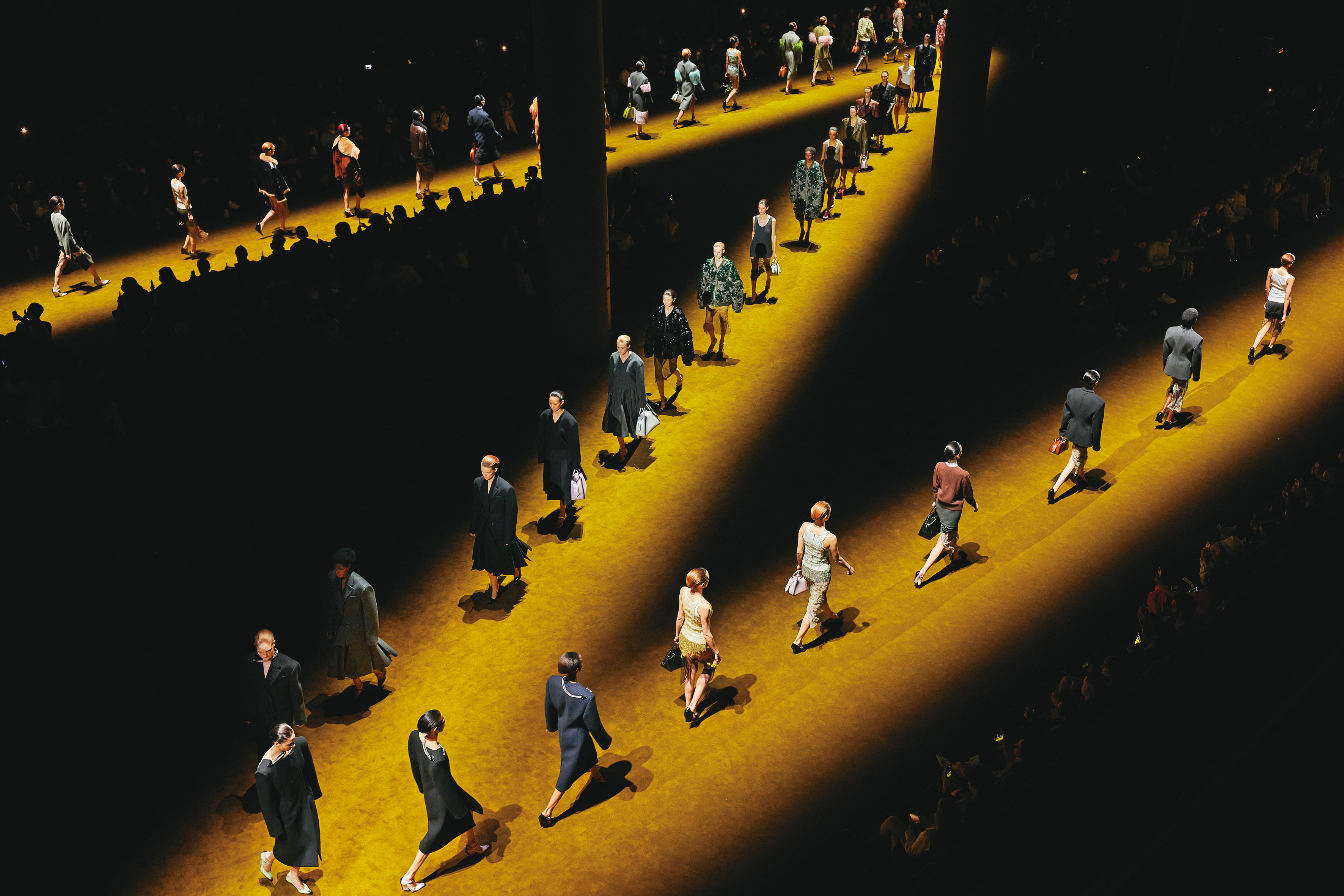 PRADA 2022秋冬女裝大秀於Z型伸展台展開。