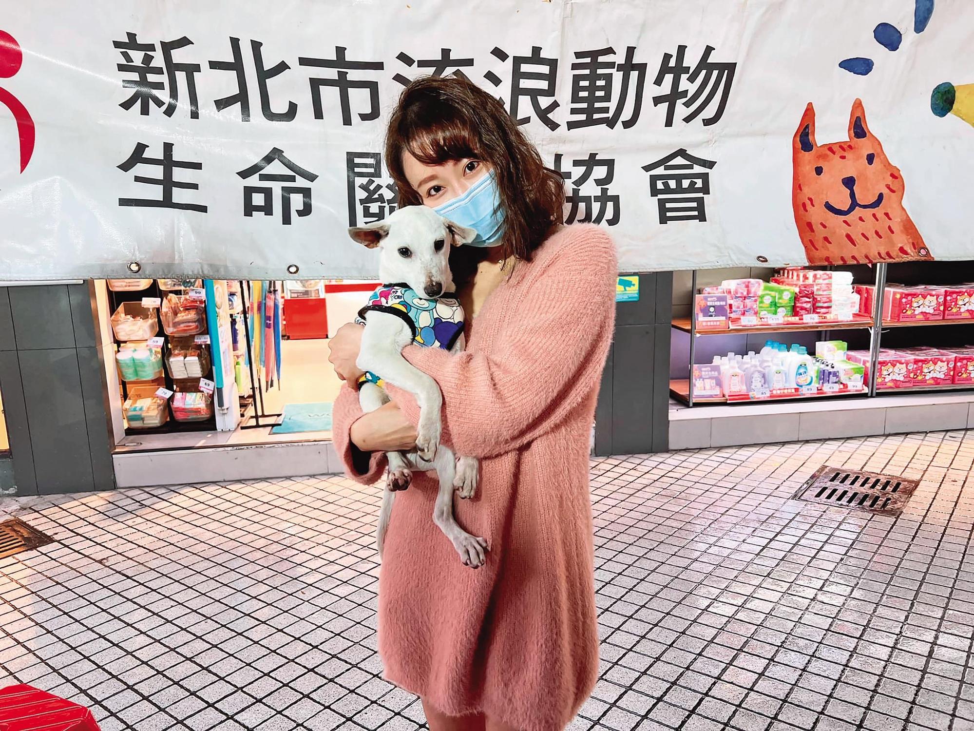 對動物超有愛心的陳映璇，上月曾跟經紀人一起出席流浪狗協會活動。