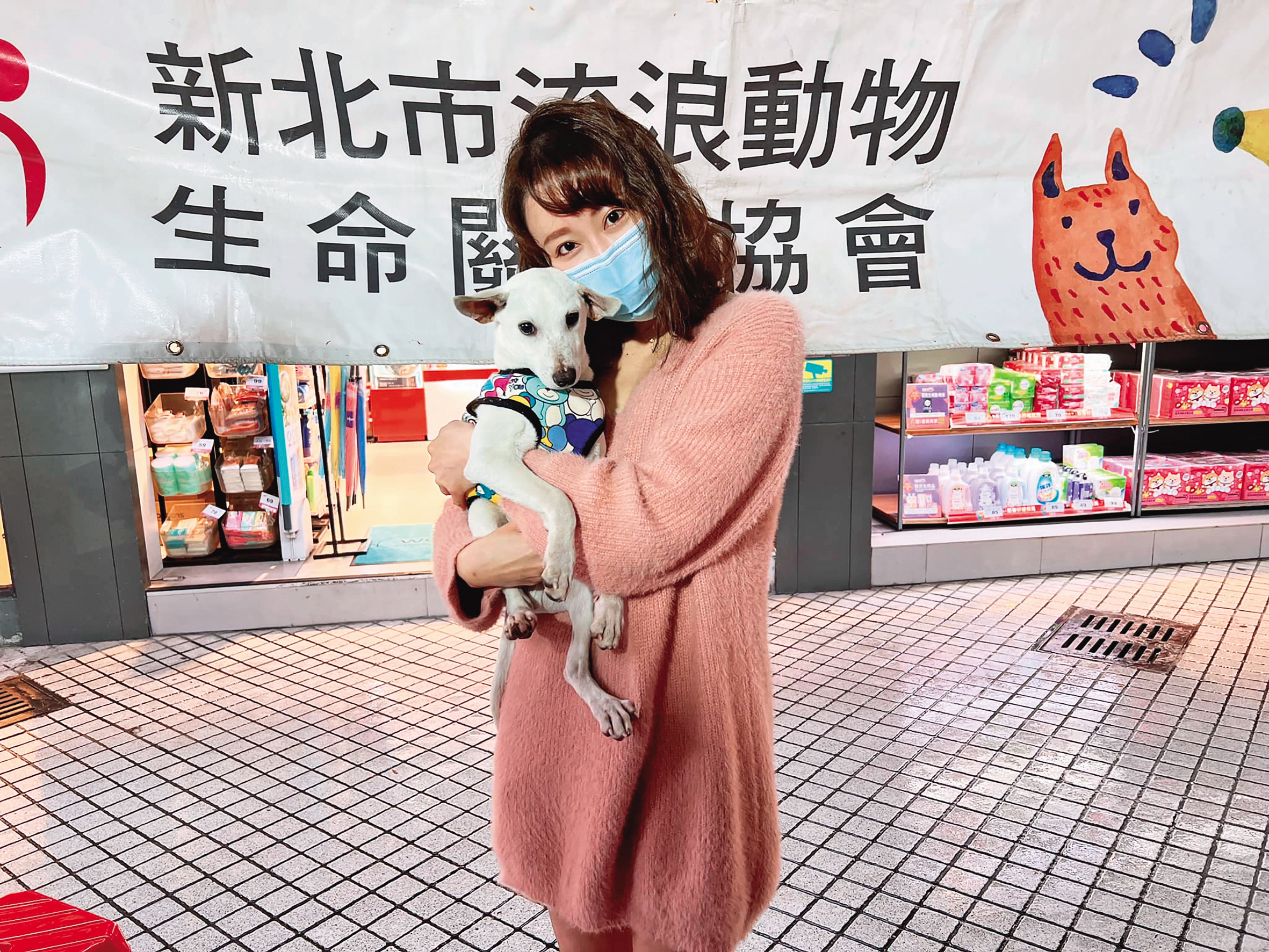 對動物超有愛心的陳映璇，上月曾跟經紀人一起出席流浪狗協會活動。