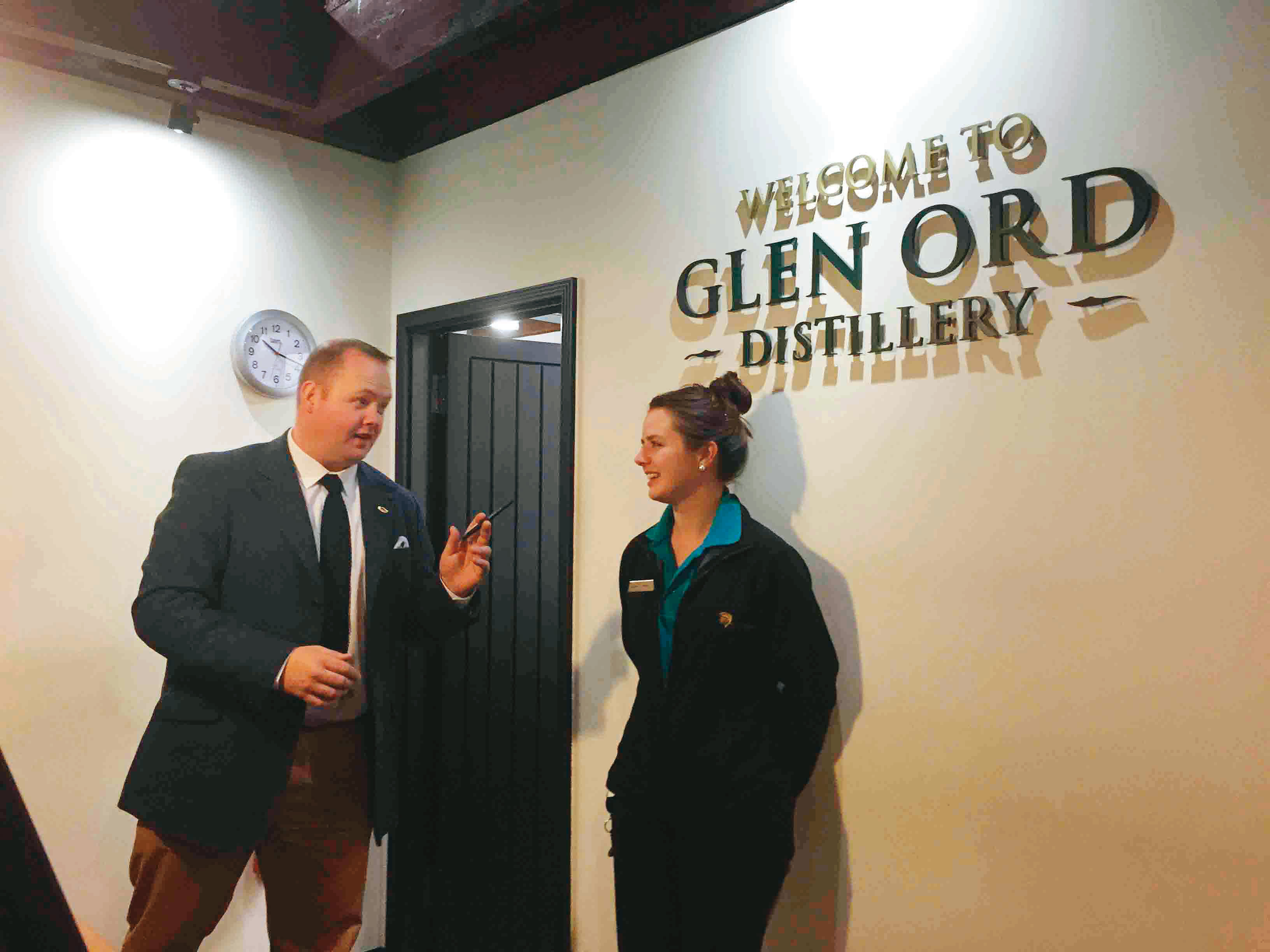 參訪蘇格登Glen Ord酒廠製程之前,在遊客中心會看到的歡迎字樣,左為替台灣媒體導覽的帝亞吉歐全球品牌大使Donald Colville。