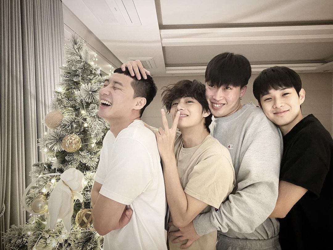 朴敘俊（左起）、防彈少年團成員V、Peakboy、崔宇植（右1），還有朴炯植是「Wooga Family」好友團。（翻攝朴敘俊IG）