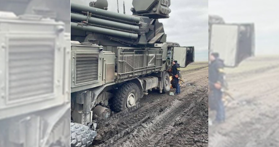 俄羅斯鎧甲-S1飛彈車右後輪卡在泥淖中，右輪甚至已經脆化。（圖翻攝自Trent Telenko推特）