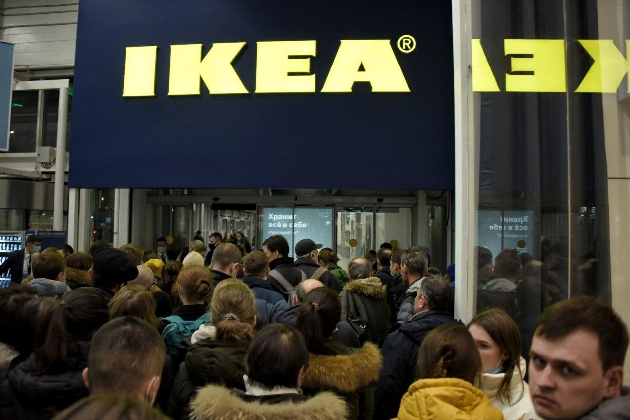 IKEA宣布制裁俄羅斯,門市閉店前夕湧入大量人潮。(翻攝自推特)