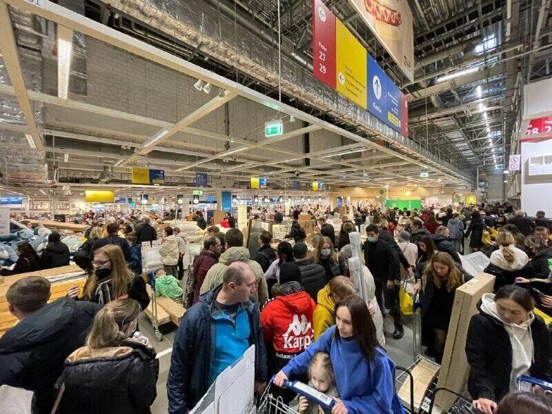 IKEA宣布制裁俄羅斯,門市閉店前夕湧入大量人潮。(翻攝自推特)