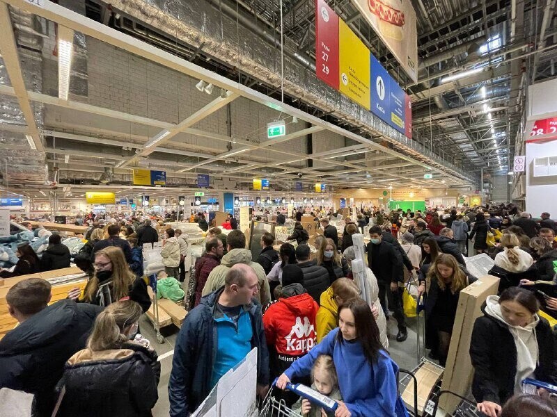 IKEA宣布制裁俄羅斯,門市閉店前夕湧入大量人潮。(翻攝自推特)