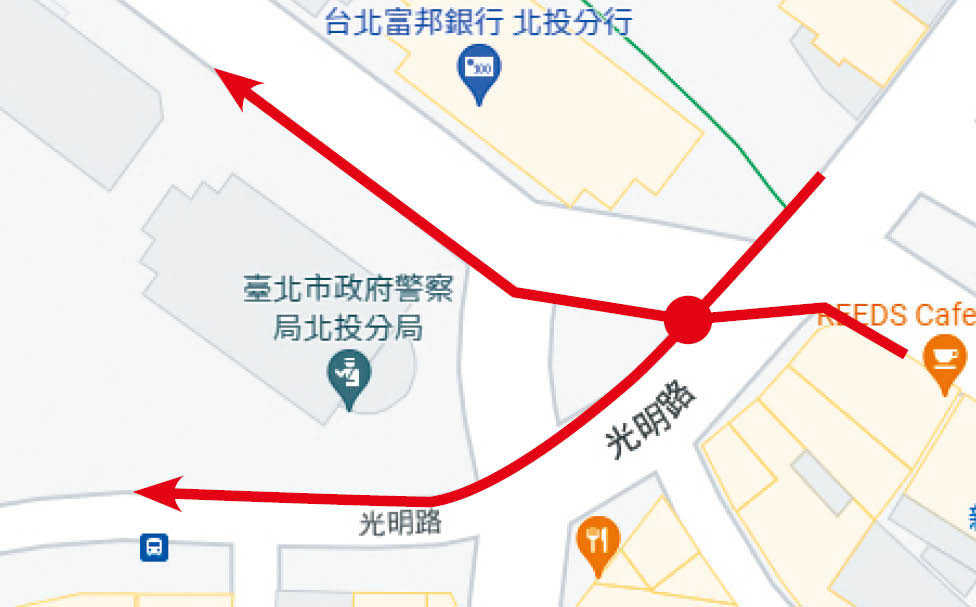 北投分局位處中央北路、光明路口，屬風水學上的「剪刀煞」。（翻攝Google Maps）