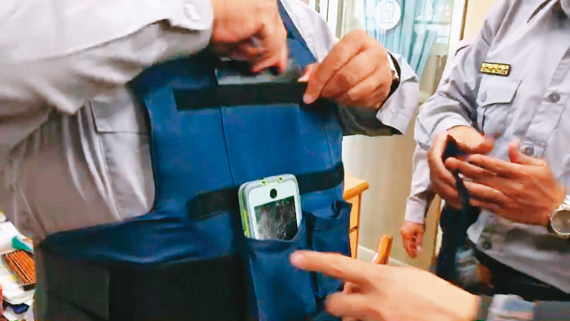 子彈擊中警察的防彈背心，口袋的手機螢幕當場碎裂。（東森新聞提供）