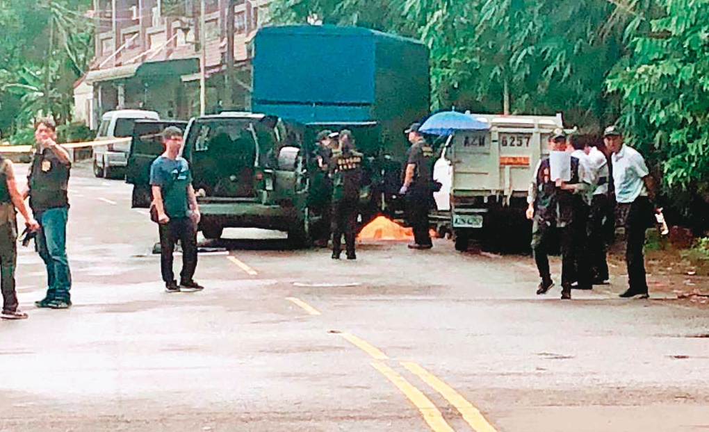 警方調來2輛卡車前後夾擊，成功圍捕陳宏宗，最後將他擊斃。（翻攝畫面）