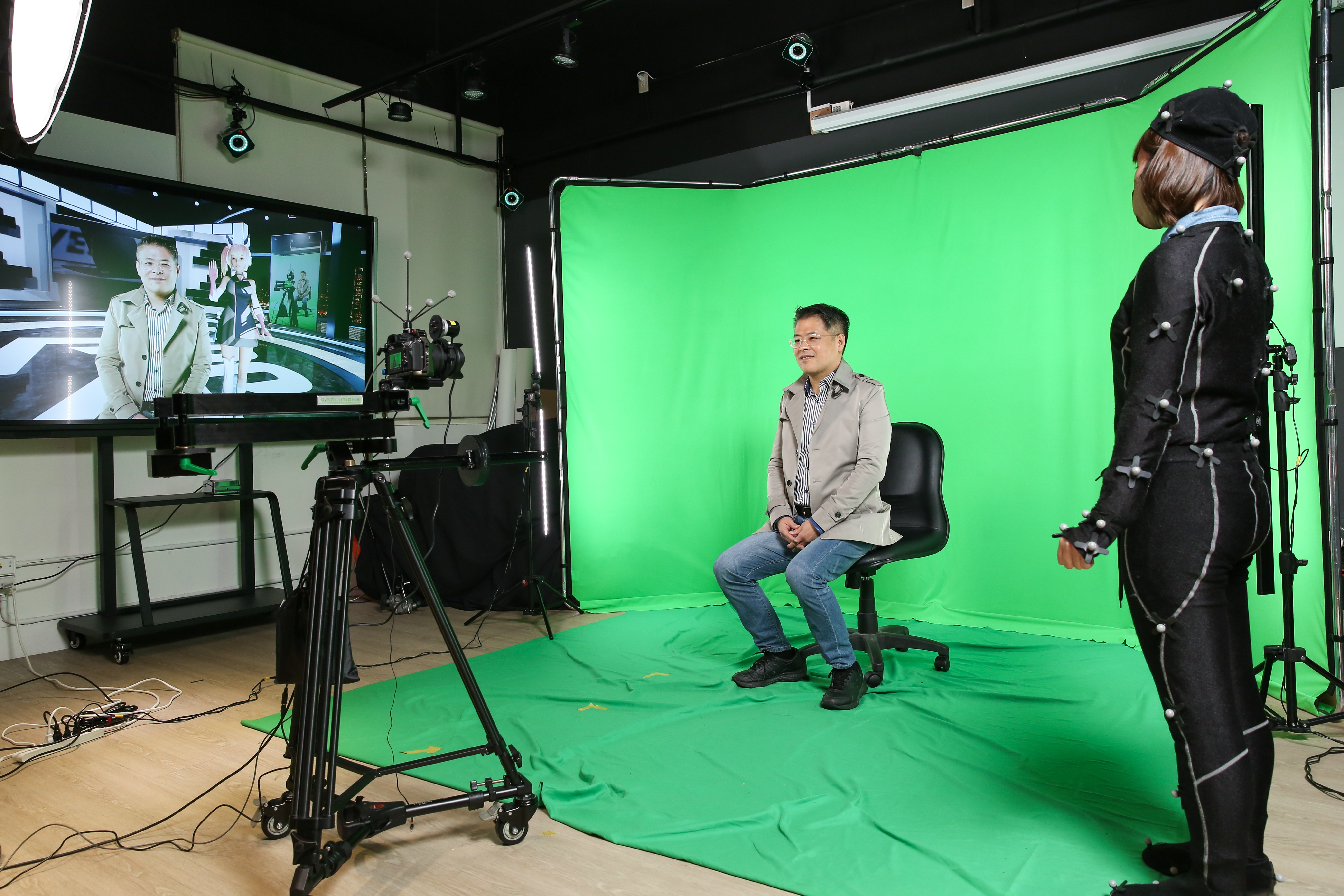 以動態捕捉設備搭配虛實整合技術，可讓虛擬網紅及真人同時出現在虛擬場景中。