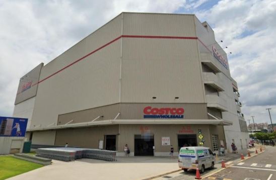 有網友分享好市多的待遇，更直呼「肯蹲的話算是鐵飯碗」。（翻攝自Google Maps）