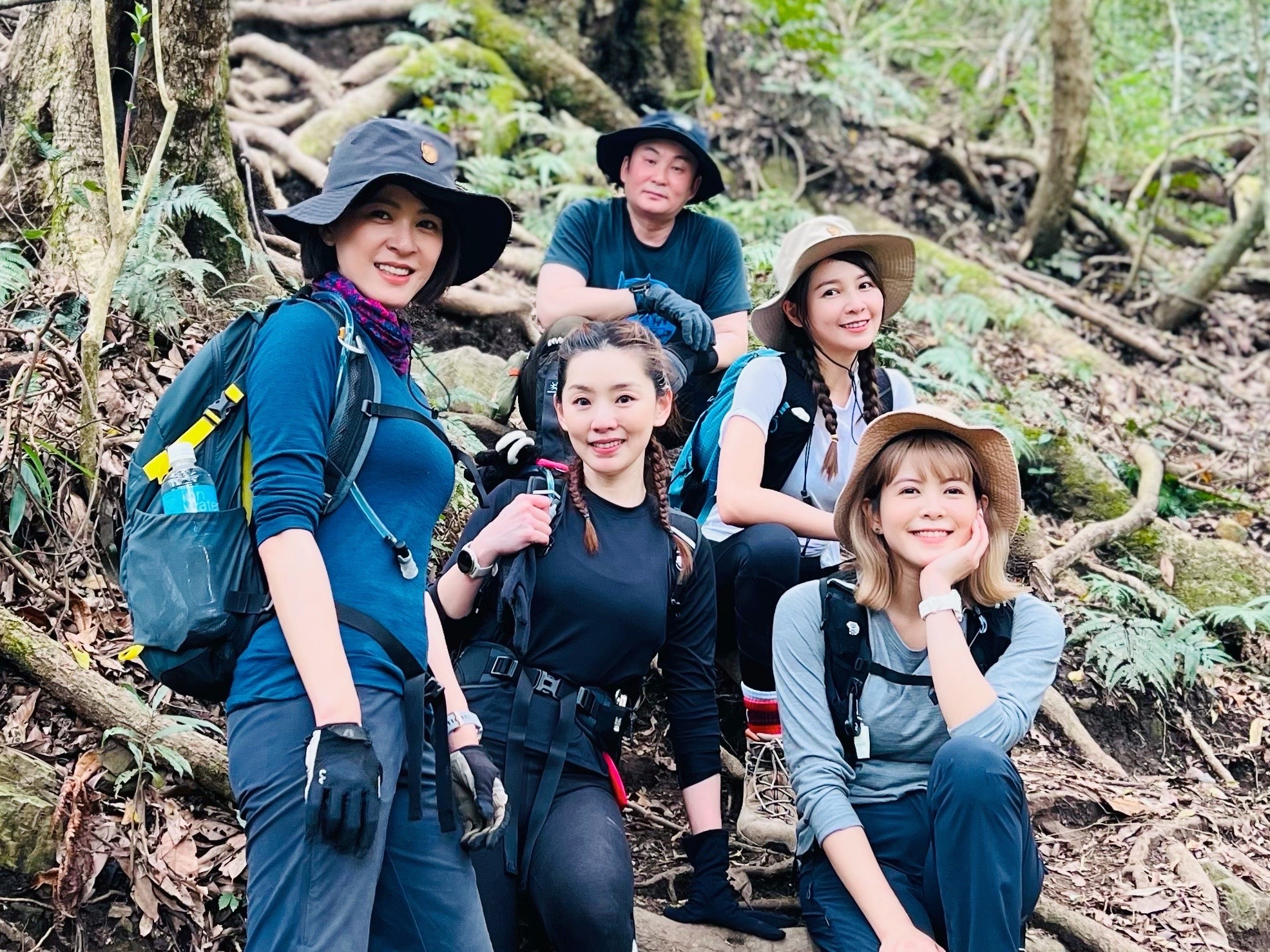 紅毛帶團美女藝人登山，羨煞不少粉絲。（民視提供）