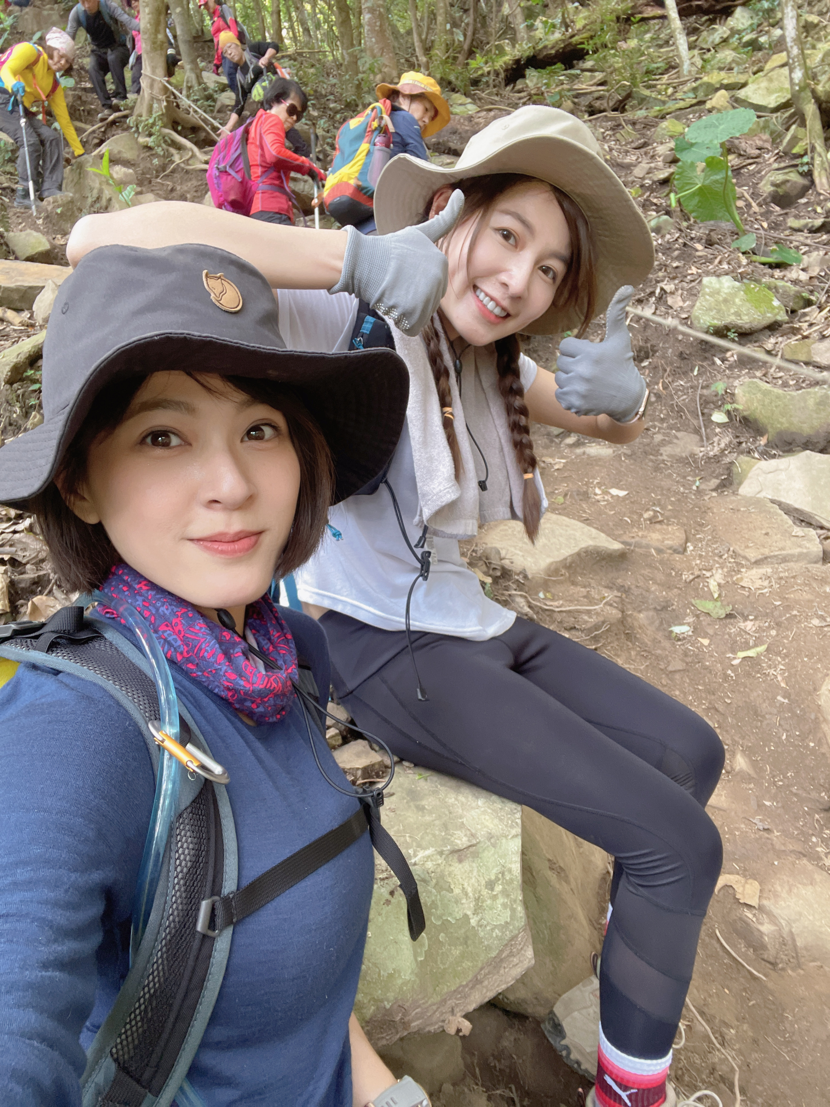 蘇晏霈登山時還會被民眾追問八點檔劇情。（民視提供）