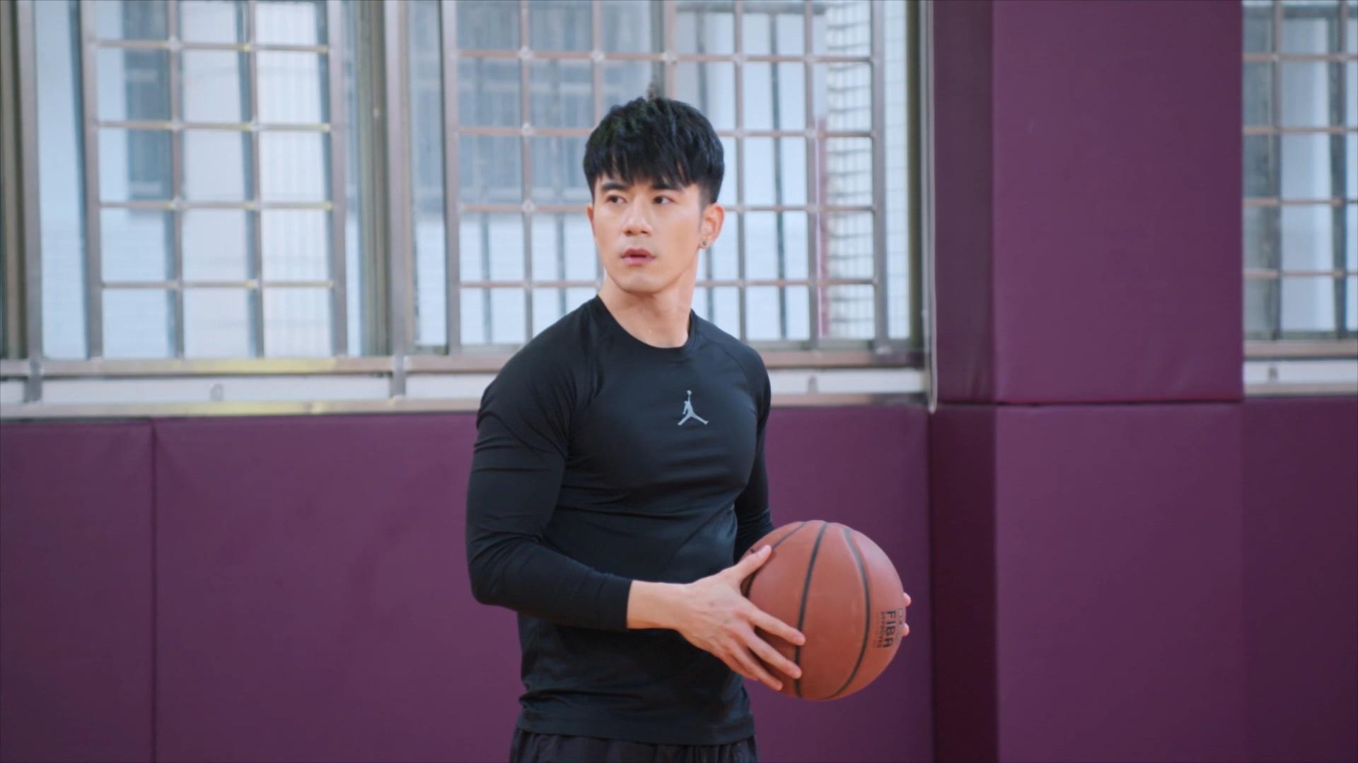 《機智校園生活》JR紀言愷為情所困,靠打籃球排解負面情緒。(TVBS提供)