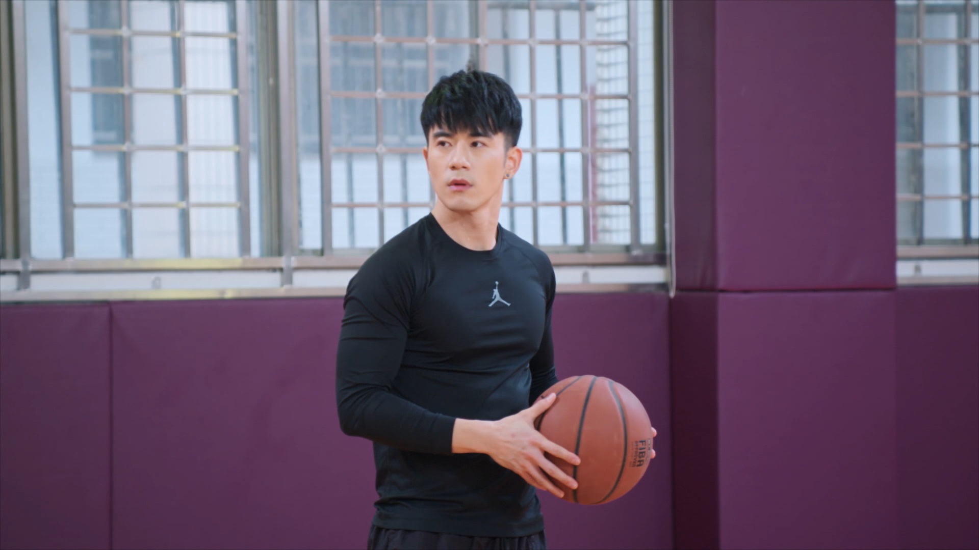 《機智校園生活》JR紀言愷為情所困，靠打籃球排解負面情緒。（TVBS提供）