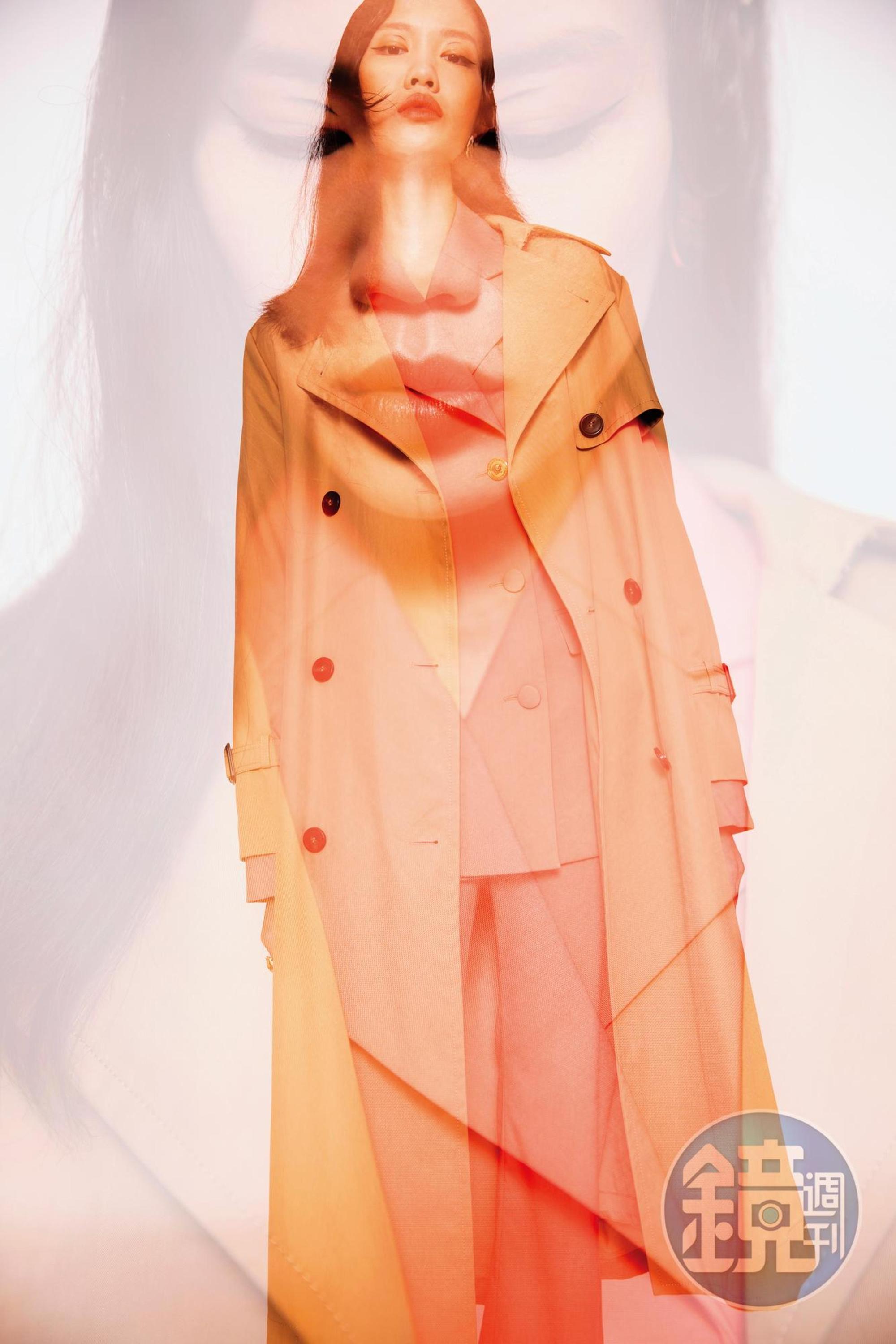 卡其色拼接帆布後襬風衣 NT$44,600 by MAX MARA 粉橘色雙排釦西裝外套 NT$83,000 by VERSACE 粉橘色西裝褲 NT$31,000 by VERSACE 金色耳環 NT$10,000 by MIU MIU 寶石戒指 價格店洽 by VERSACE。