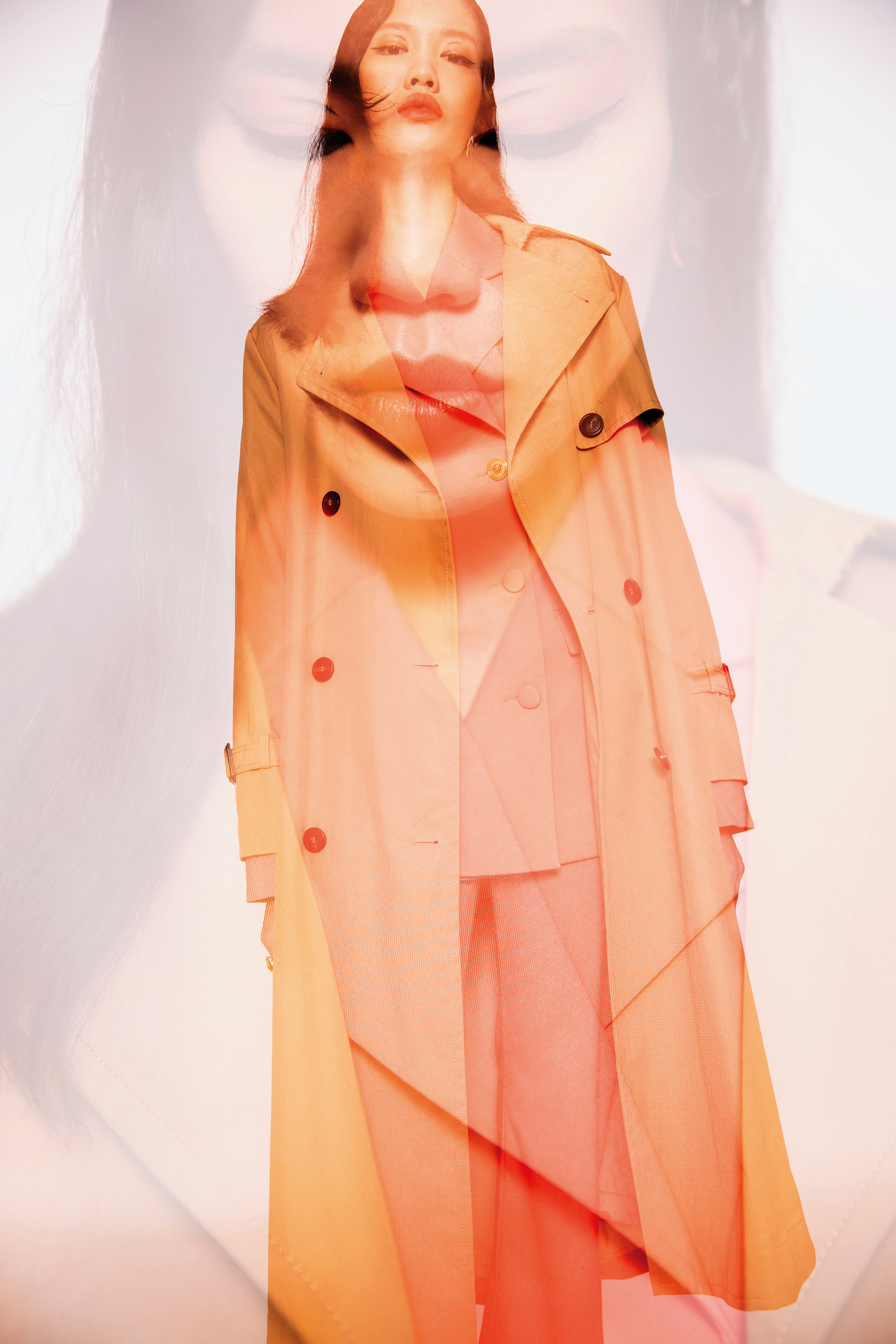 卡其色拼接帆布後襬風衣 NT$44,600 by MAX MARA 粉橘色雙排釦西裝外套 NT$83,000 by VERSACE 粉橘色西裝褲 NT$31,000 by VERSACE 金色耳環 NT$10,000 by MIU MIU 寶石戒指 價格店洽 by VERSACE。
